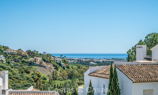 Lichtrijk, eigentijds gerenoveerd appartement met zeezicht te koop in de heuvels van La Quinta, Marbella - Benahavis 801330 