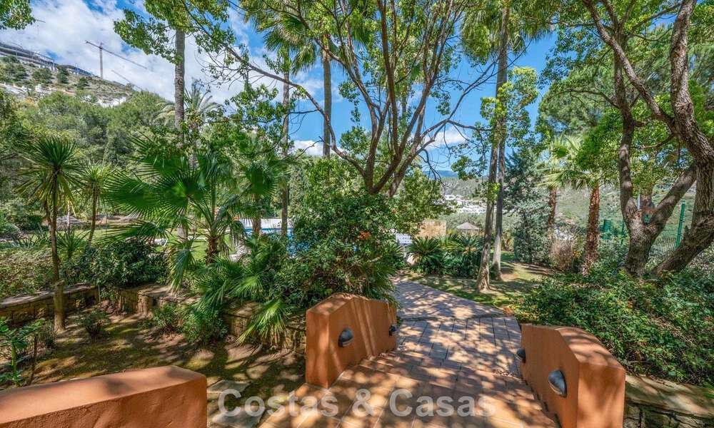 Lichtrijk, eigentijds gerenoveerd appartement met zeezicht te koop in de heuvels van La Quinta, Marbella - Benahavis 801332