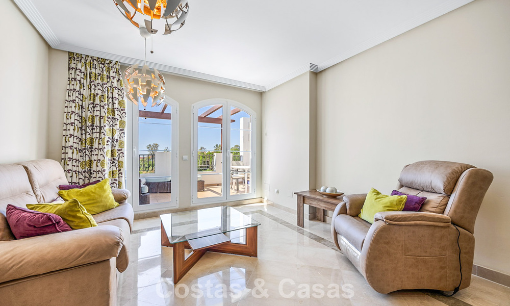 Prachtig 3-slaapkamer penthouse te koop met ruim dakterras in een golfomgeving van Marbella - Benahavis 801333