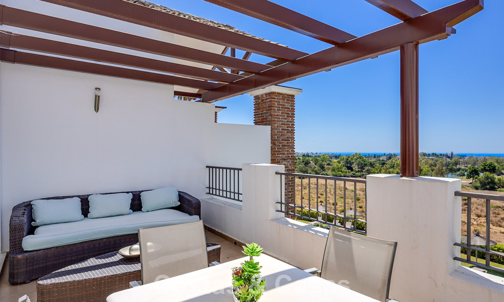 Prachtig 3-slaapkamer penthouse te koop met ruim dakterras in een golfomgeving van Marbella - Benahavis 801336