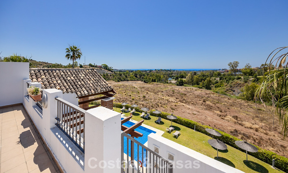Prachtig 3-slaapkamer penthouse te koop met ruim dakterras in een golfomgeving van Marbella - Benahavis 801341