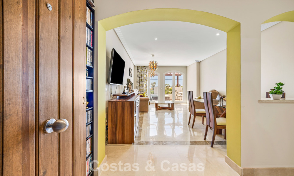 Prachtig 3-slaapkamer penthouse te koop met ruim dakterras in een golfomgeving van Marbella - Benahavis 801344