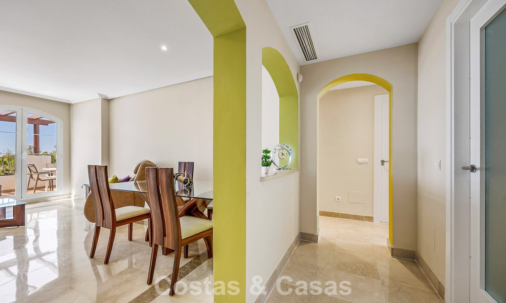 Prachtig 3-slaapkamer penthouse te koop met ruim dakterras in een golfomgeving van Marbella - Benahavis 801358