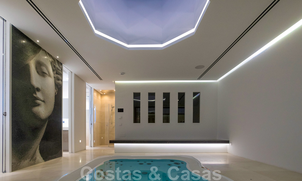 Instapklare, luxueuze, moderne villa te koop, met schitterend uitzicht in La Quinta, een golfurbanisatie in Marbella - Benahavis 801071