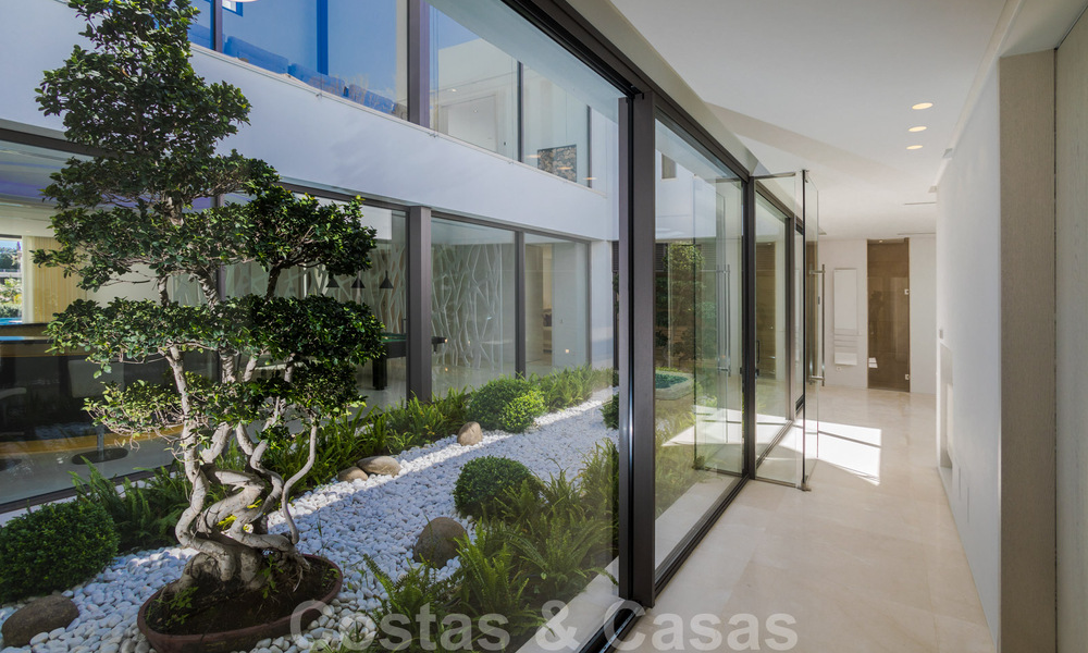 Instapklare, luxueuze, moderne villa te koop, met schitterend uitzicht in La Quinta, een golfurbanisatie in Marbella - Benahavis 801076