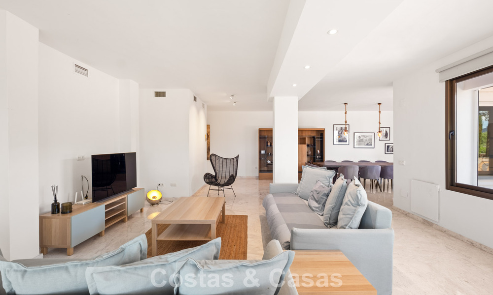 Ruim appartement met supergrote privétuin en prachtige vergezichten te koop ten oosten van Marbella 801414