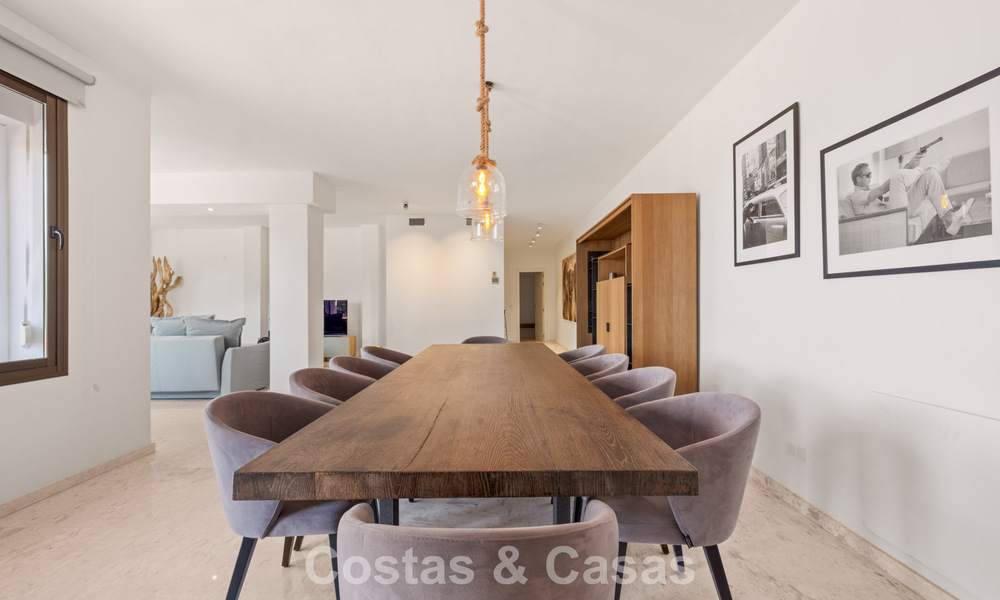 Ruim appartement met supergrote privétuin en prachtige vergezichten te koop ten oosten van Marbella 801416