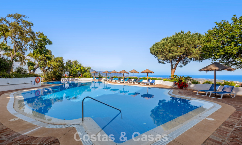 Ruim appartement met supergrote privétuin en prachtige vergezichten te koop ten oosten van Marbella 801417