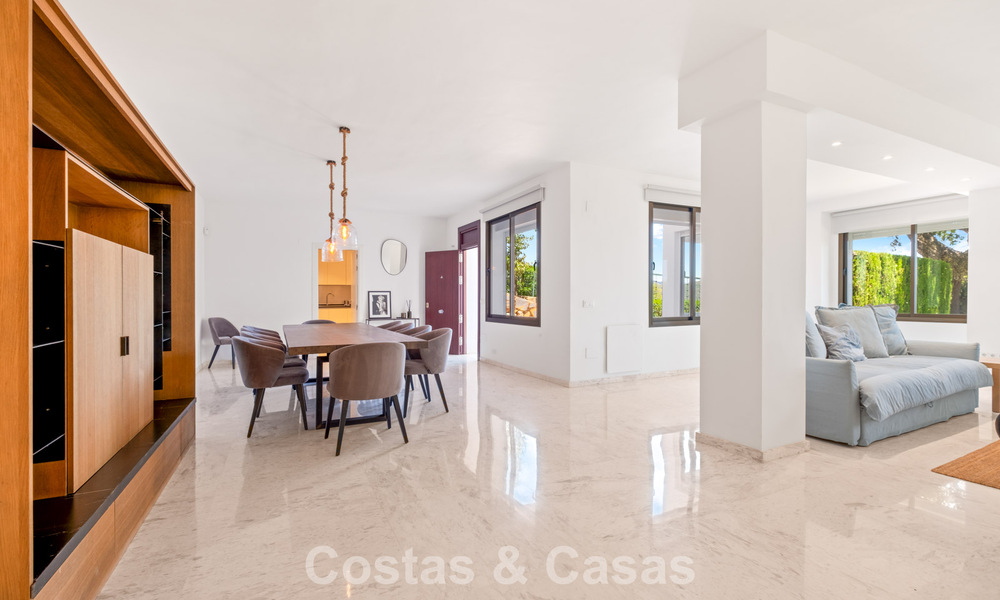 Ruim appartement met supergrote privétuin en prachtige vergezichten te koop ten oosten van Marbella 801427