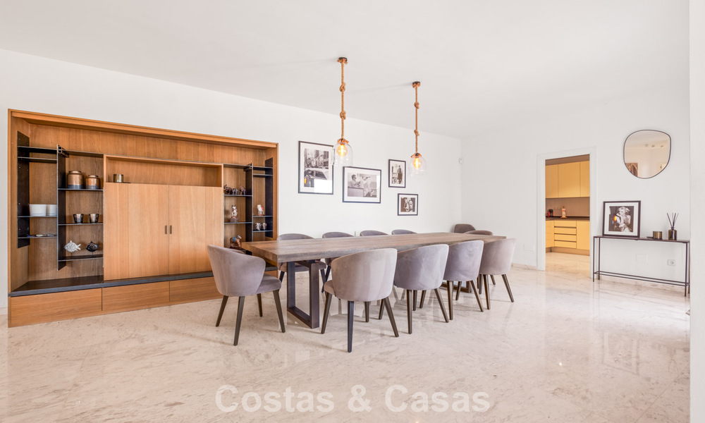 Ruim appartement met supergrote privétuin en prachtige vergezichten te koop ten oosten van Marbella 801432