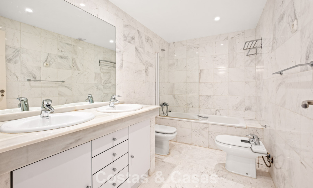Ruim appartement met supergrote privétuin en prachtige vergezichten te koop ten oosten van Marbella 801436
