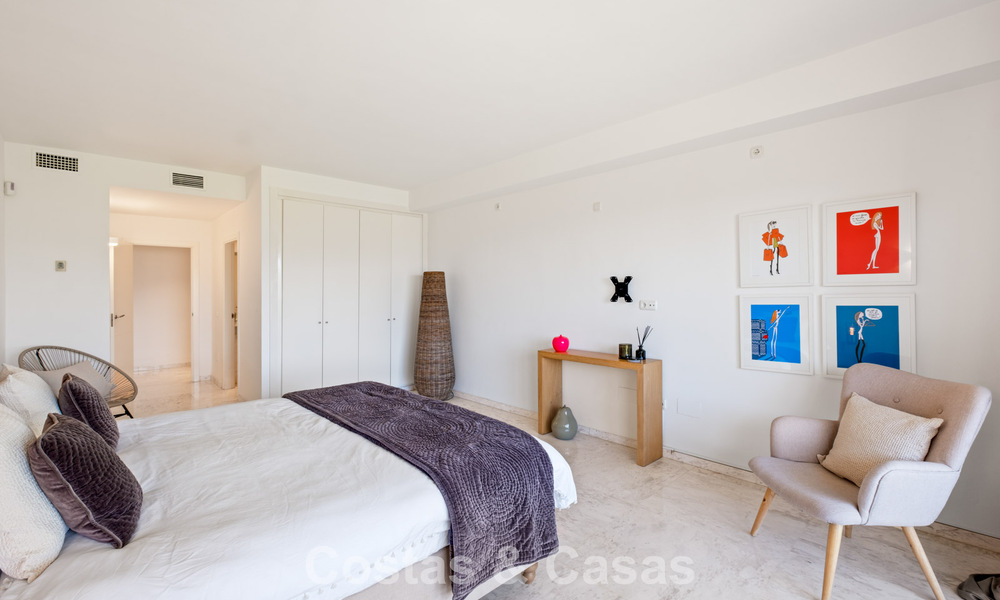 Ruim appartement met supergrote privétuin en prachtige vergezichten te koop ten oosten van Marbella 801437