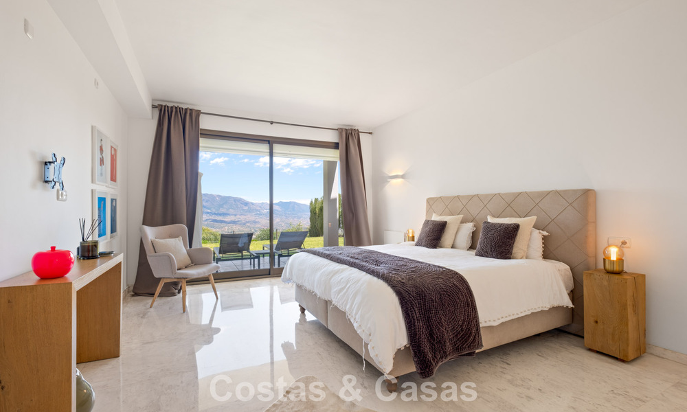 Ruim appartement met supergrote privétuin en prachtige vergezichten te koop ten oosten van Marbella 801439
