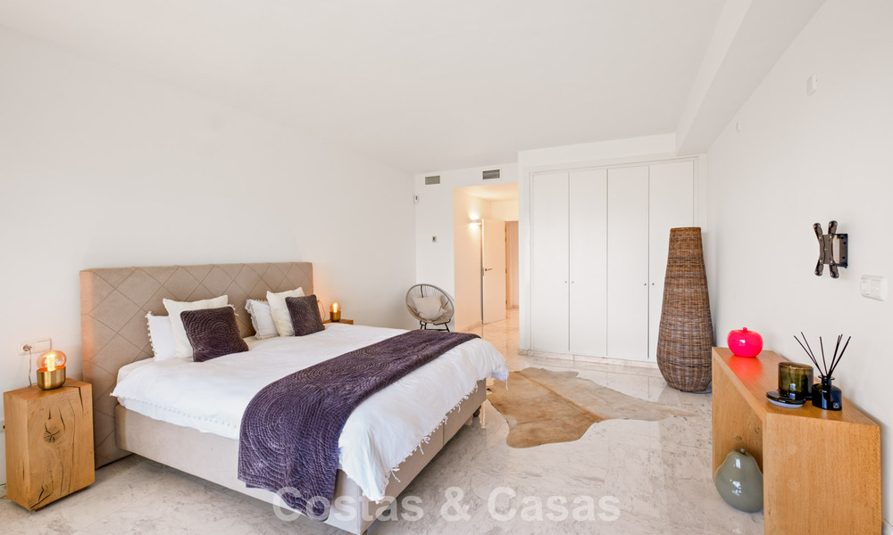 Ruim appartement met supergrote privétuin en prachtige vergezichten te koop ten oosten van Marbella 801440