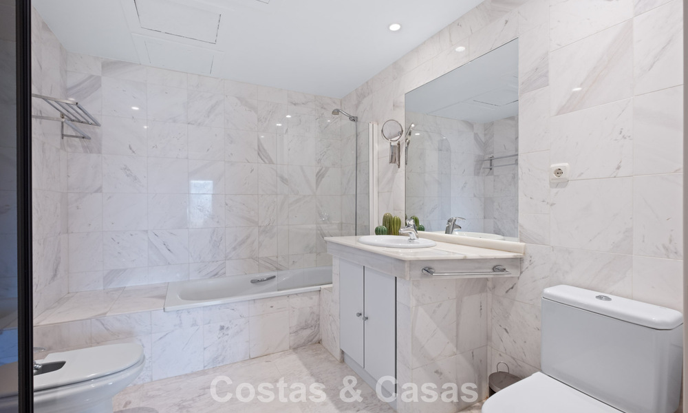 Ruim appartement met supergrote privétuin en prachtige vergezichten te koop ten oosten van Marbella 801445