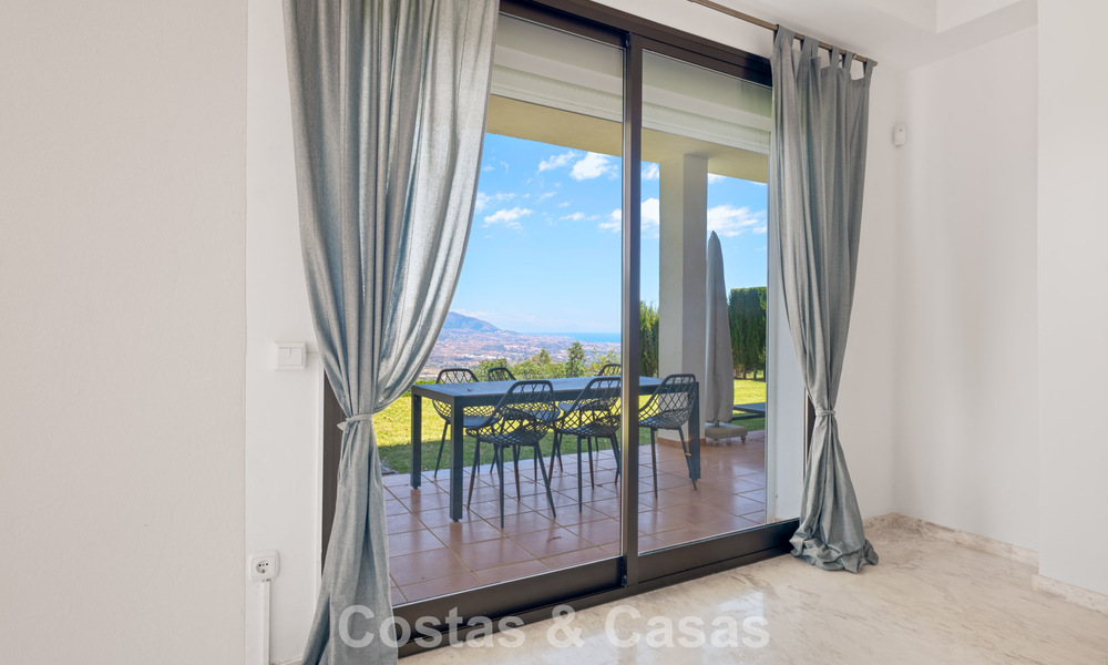 Ruim appartement met supergrote privétuin en prachtige vergezichten te koop ten oosten van Marbella 801446