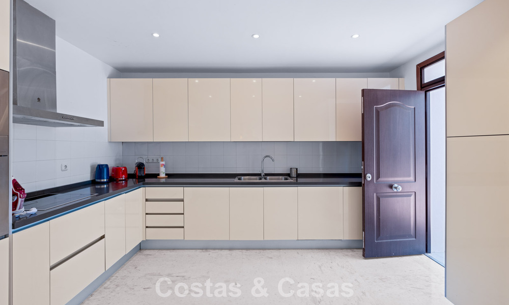 Ruim appartement met supergrote privétuin en prachtige vergezichten te koop ten oosten van Marbella 801448