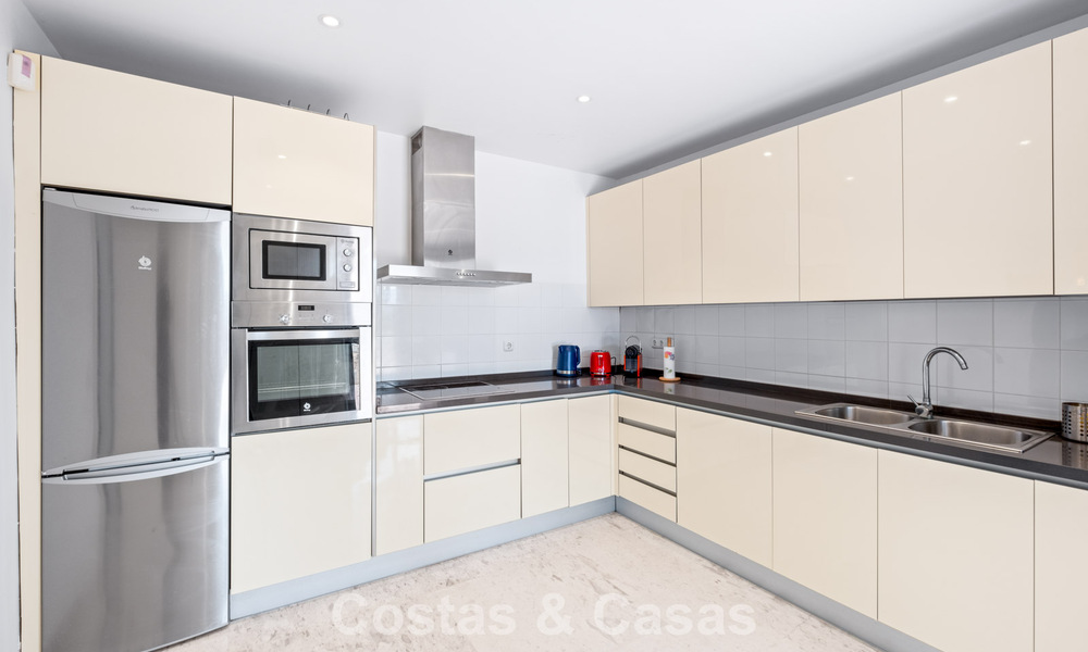 Ruim appartement met supergrote privétuin en prachtige vergezichten te koop ten oosten van Marbella 801450