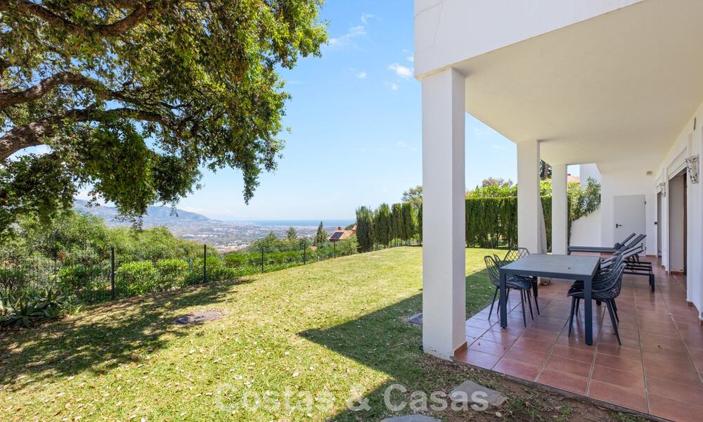 Ruim appartement met supergrote privétuin en prachtige vergezichten te koop ten oosten van Marbella 801451
