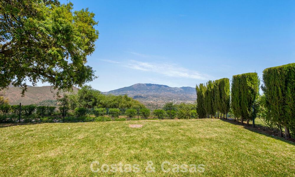 Ruim appartement met supergrote privétuin en prachtige vergezichten te koop ten oosten van Marbella 801455