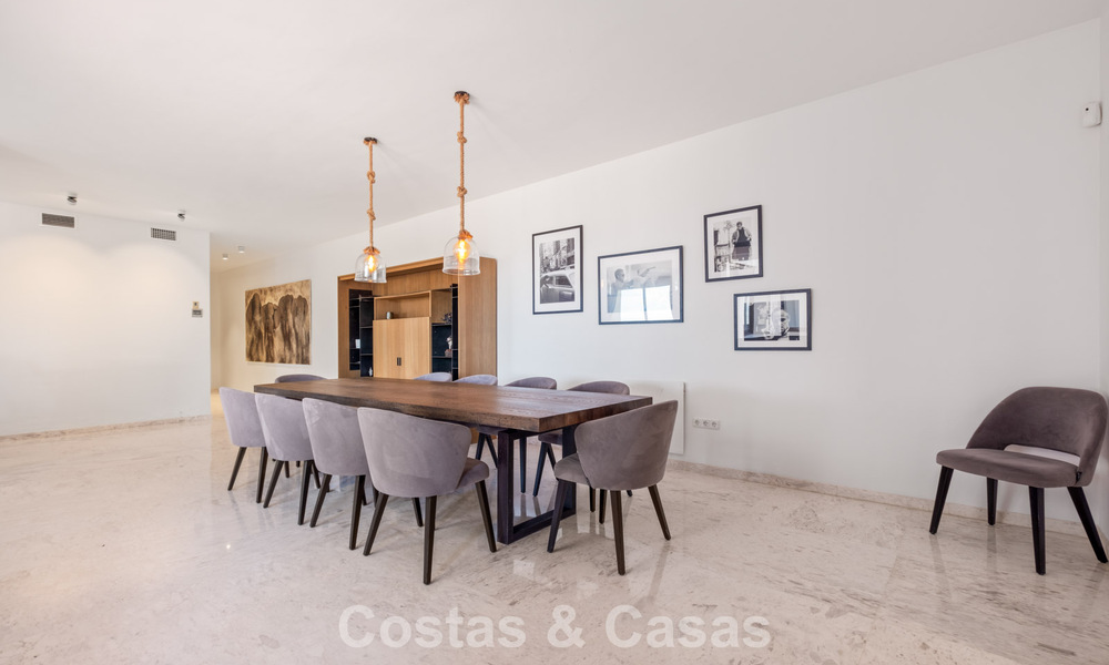 Ruim appartement met supergrote privétuin en prachtige vergezichten te koop ten oosten van Marbella 801456