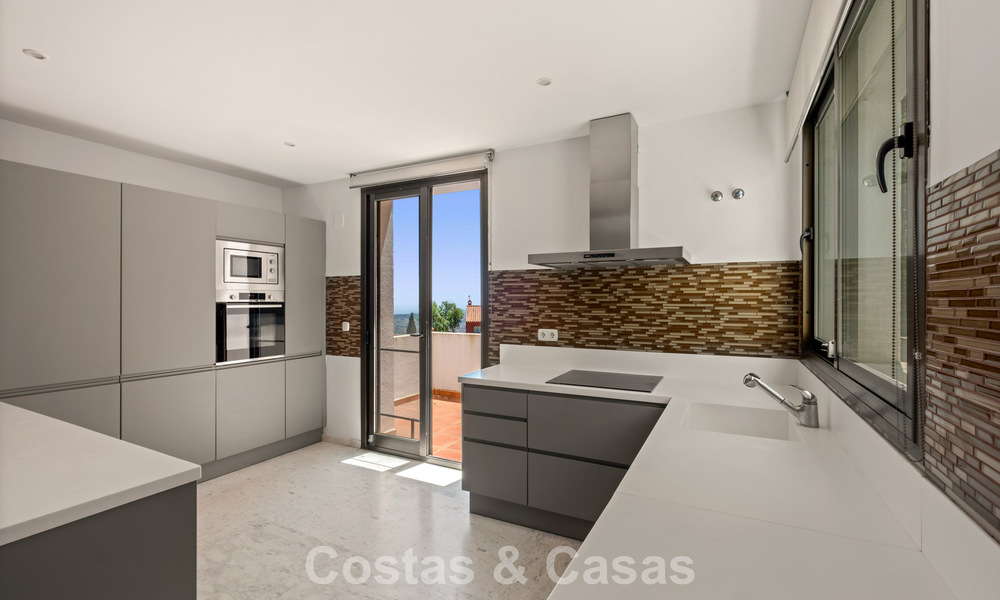 Royaal, modern penthouse met weidse vergezichten te koop ten oosten van Marbella 801485