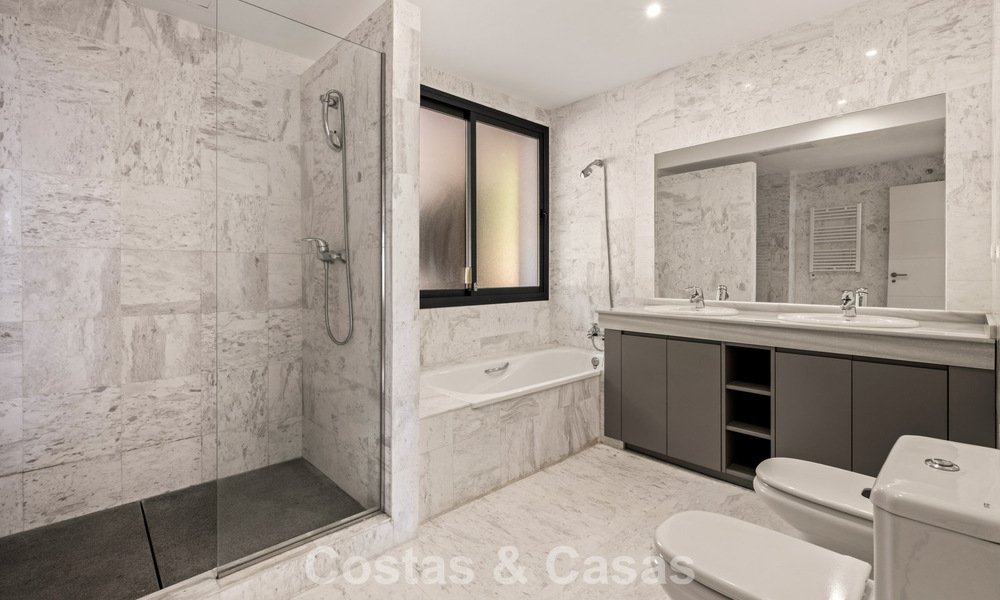 Royaal, modern penthouse met weidse vergezichten te koop ten oosten van Marbella 801497