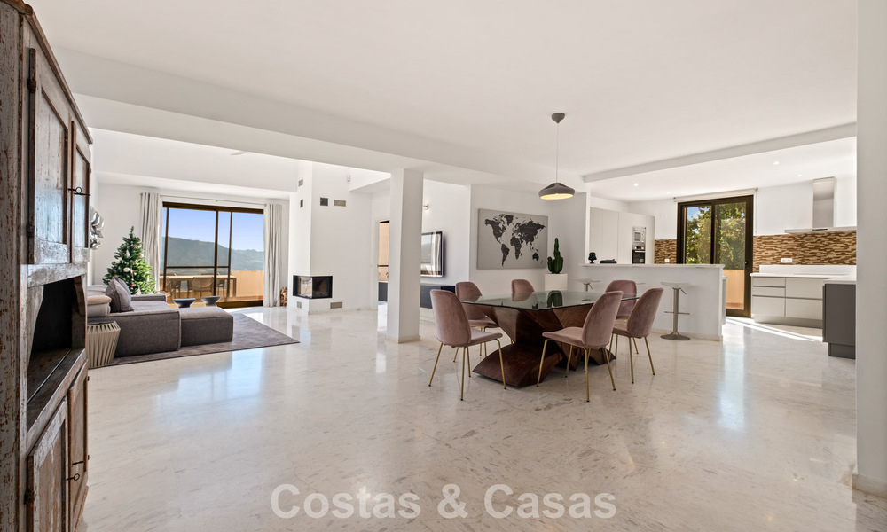 Royaal, modern penthouse met weidse vergezichten te koop ten oosten van Marbella 801498