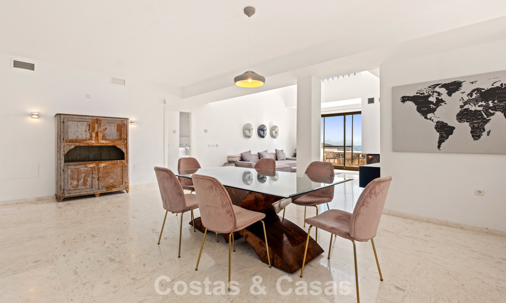 Royaal, modern penthouse met weidse vergezichten te koop ten oosten van Marbella 801506