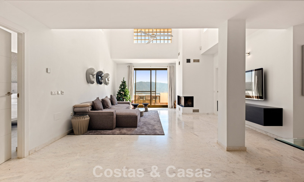 Royaal, modern penthouse met weidse vergezichten te koop ten oosten van Marbella 801507