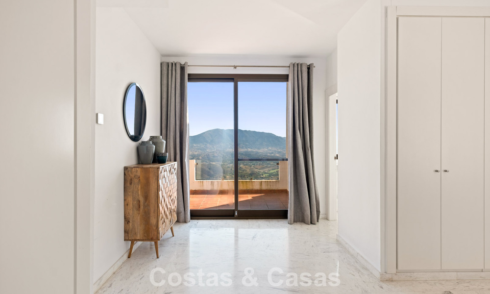 Royaal, modern penthouse met weidse vergezichten te koop ten oosten van Marbella 801516
