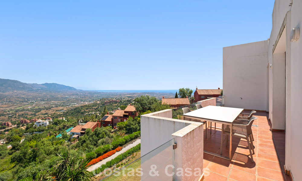Royaal, modern penthouse met weidse vergezichten te koop ten oosten van Marbella 801528