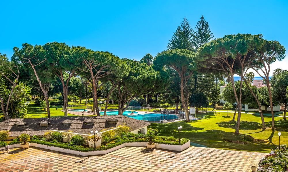 Gerenoveerd luxe appartement met zeezicht te koop in Playas del Duque in Puerto Banus, Marbella 801657