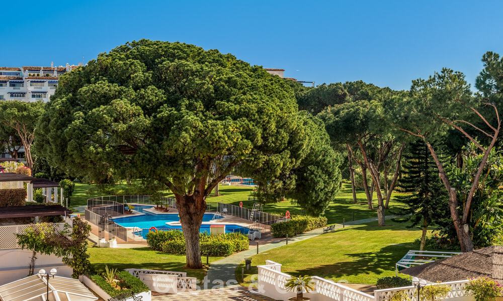 Gerenoveerd luxe appartement met zeezicht te koop in Playas del Duque in Puerto Banus, Marbella 801660