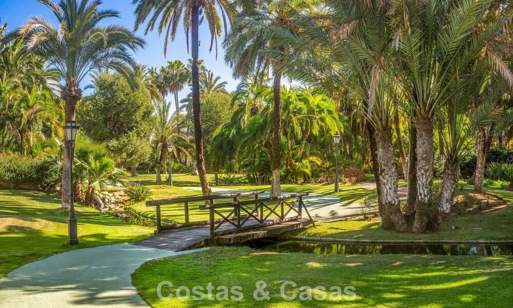 Gerenoveerd luxe appartement met zeezicht te koop in Playas del Duque in Puerto Banus, Marbella 801662