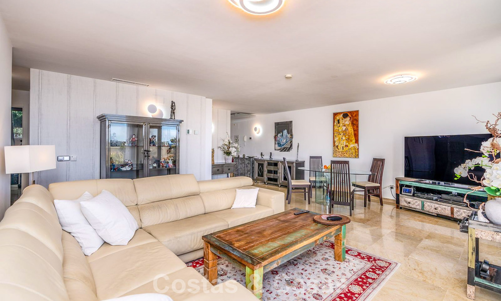 Ruim 4-slaapkamer appartement met panoramisch uitzicht te koop in de heuvels van Marbella - Benahavis 801720