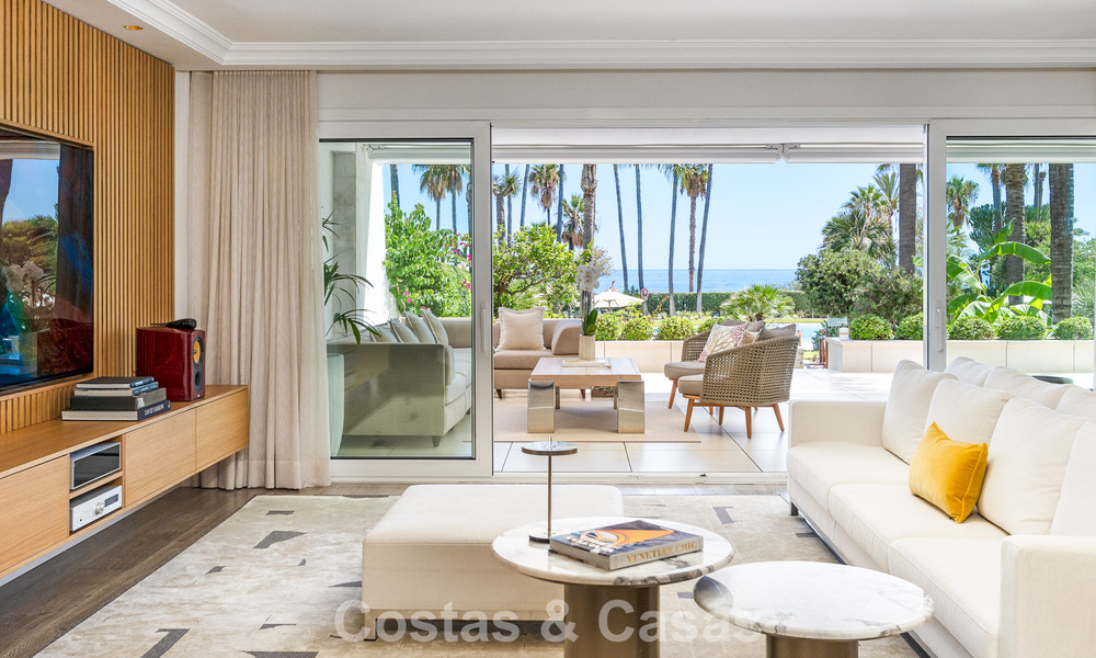 Luxueus tuinappartement met zeezicht te koop in Los Granados, een eerstelijnsstrand complex, in Puerto Banus, Marbella 801891