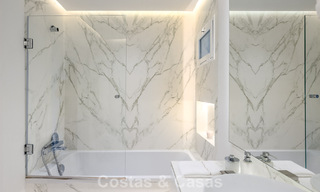 Luxueus tuinappartement met zeezicht te koop in Los Granados, een eerstelijnsstrand complex, in Puerto Banus, Marbella 801892 