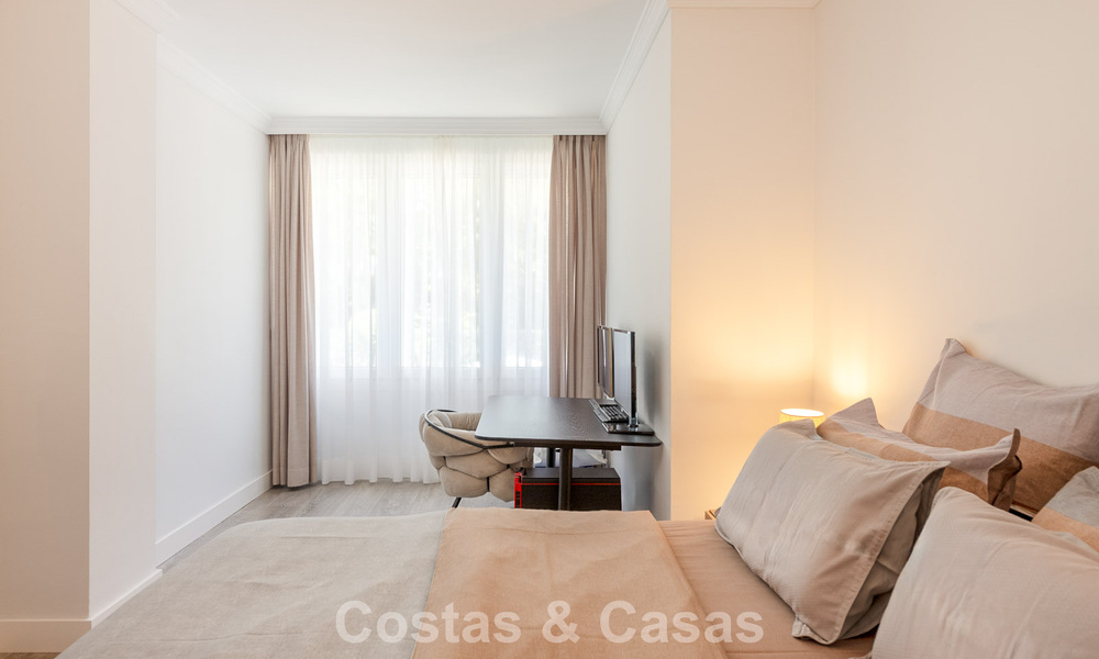 Luxueus tuinappartement met zeezicht te koop in Los Granados, een eerstelijnsstrand complex, in Puerto Banus, Marbella 801894