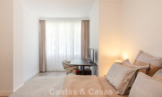 Luxueus tuinappartement met zeezicht te koop in Los Granados, een eerstelijnsstrand complex, in Puerto Banus, Marbella 801894 