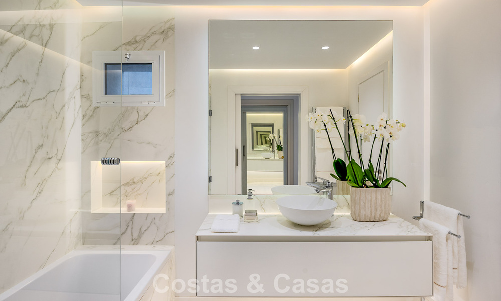 Luxueus tuinappartement met zeezicht te koop in Los Granados, een eerstelijnsstrand complex, in Puerto Banus, Marbella 801895