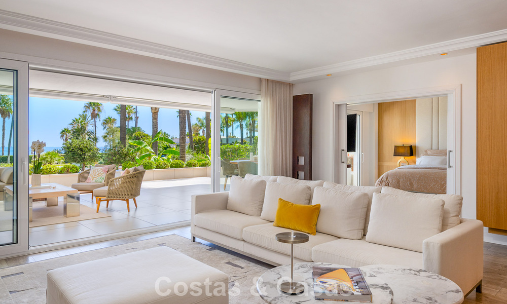 Luxueus tuinappartement met zeezicht te koop in Los Granados, een eerstelijnsstrand complex, in Puerto Banus, Marbella 801896