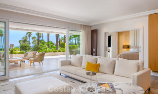 Luxueus tuinappartement met zeezicht te koop in Los Granados, een eerstelijnsstrand complex, in Puerto Banus, Marbella 801896 