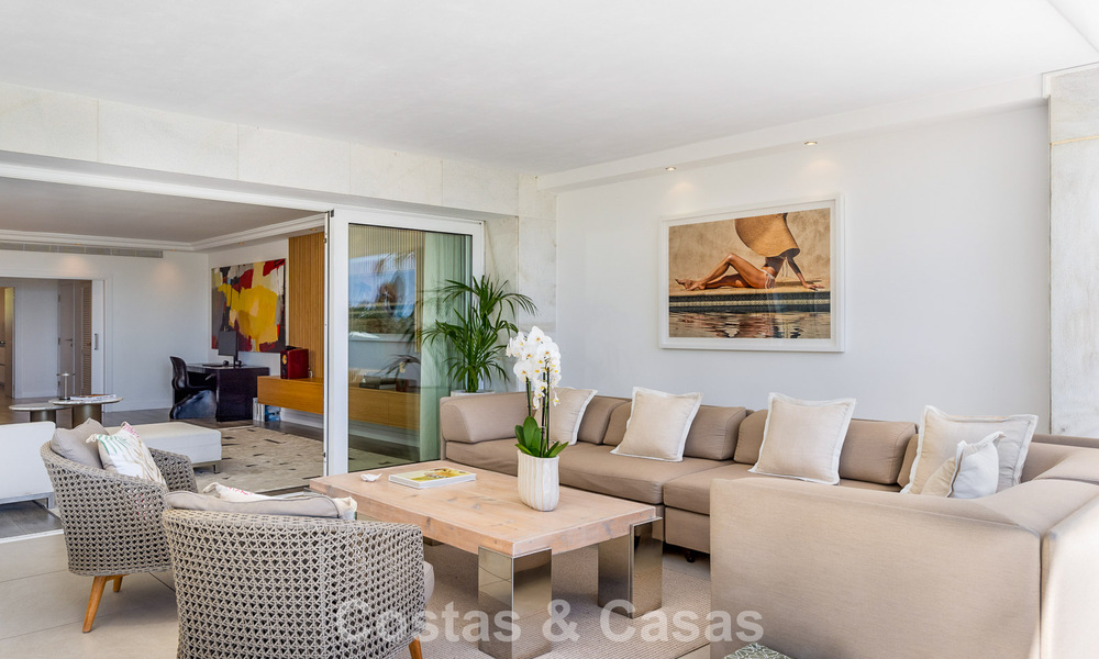 Luxueus tuinappartement met zeezicht te koop in Los Granados, een eerstelijnsstrand complex, in Puerto Banus, Marbella 801899