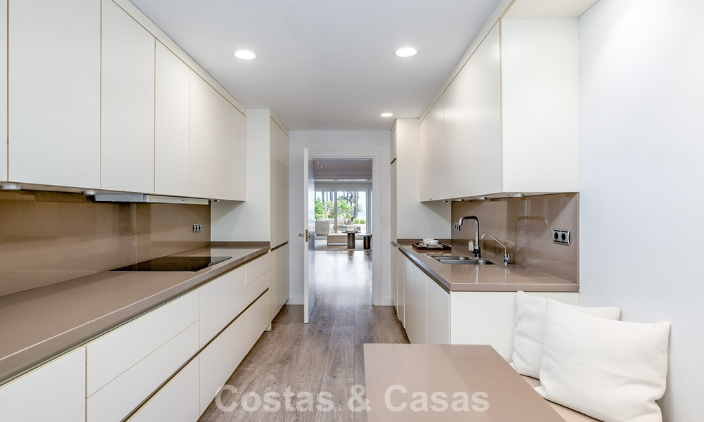 Luxueus tuinappartement met zeezicht te koop in Los Granados, een eerstelijnsstrand complex, in Puerto Banus, Marbella 801903
