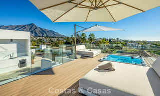Hedendaagse, mediterrane luxevilla te koop, eerstelijnsgolf in een begeerde golfwijk van Nueva Andalucia, Marbella 801907 