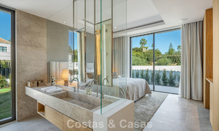 Hedendaagse, mediterrane luxevilla te koop, eerstelijnsgolf in een begeerde golfwijk van Nueva Andalucia, Marbella 801913 