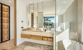 Hedendaagse, mediterrane luxevilla te koop, eerstelijnsgolf in een begeerde golfwijk van Nueva Andalucia, Marbella 801920 