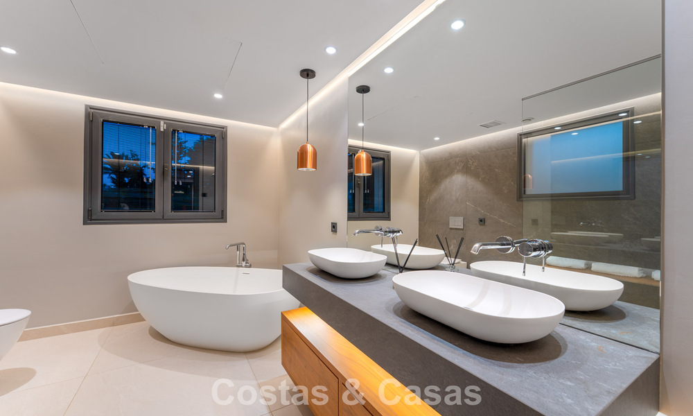 Moderne luxevilla met verwarmd zwembad te koop in La Brisas, Nueva Andalucia, Marbella 801952