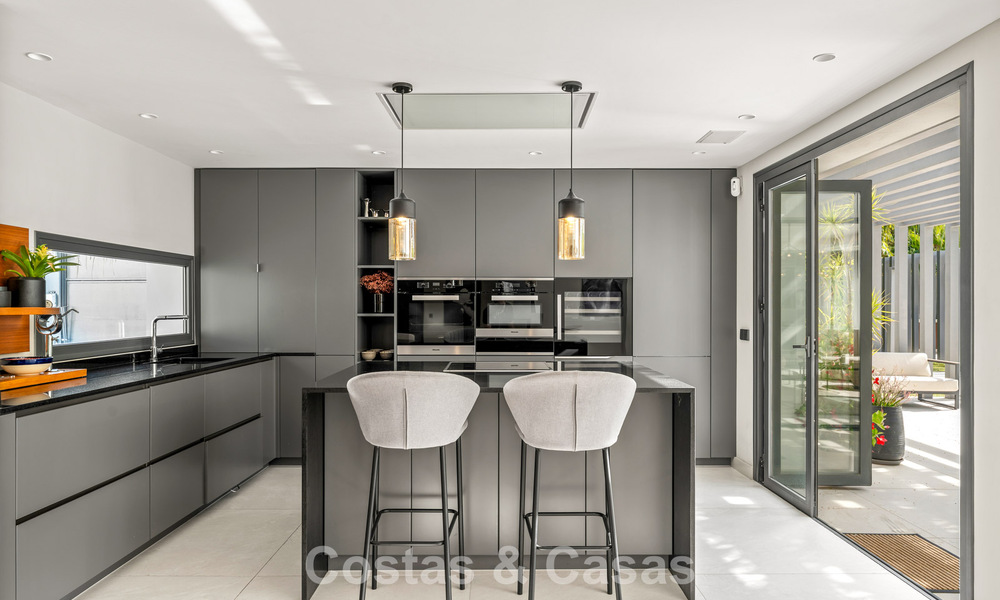 Moderne luxevilla met verwarmd zwembad te koop in La Brisas, Nueva Andalucia, Marbella 801961
